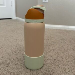 Owala water in the desert 32oz with boot